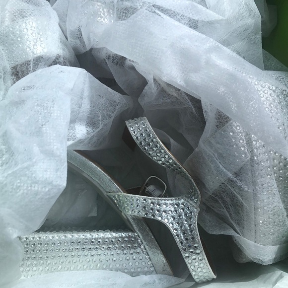 Sz 8-Silver “ Gretchen” heels - Picture 2 of 7